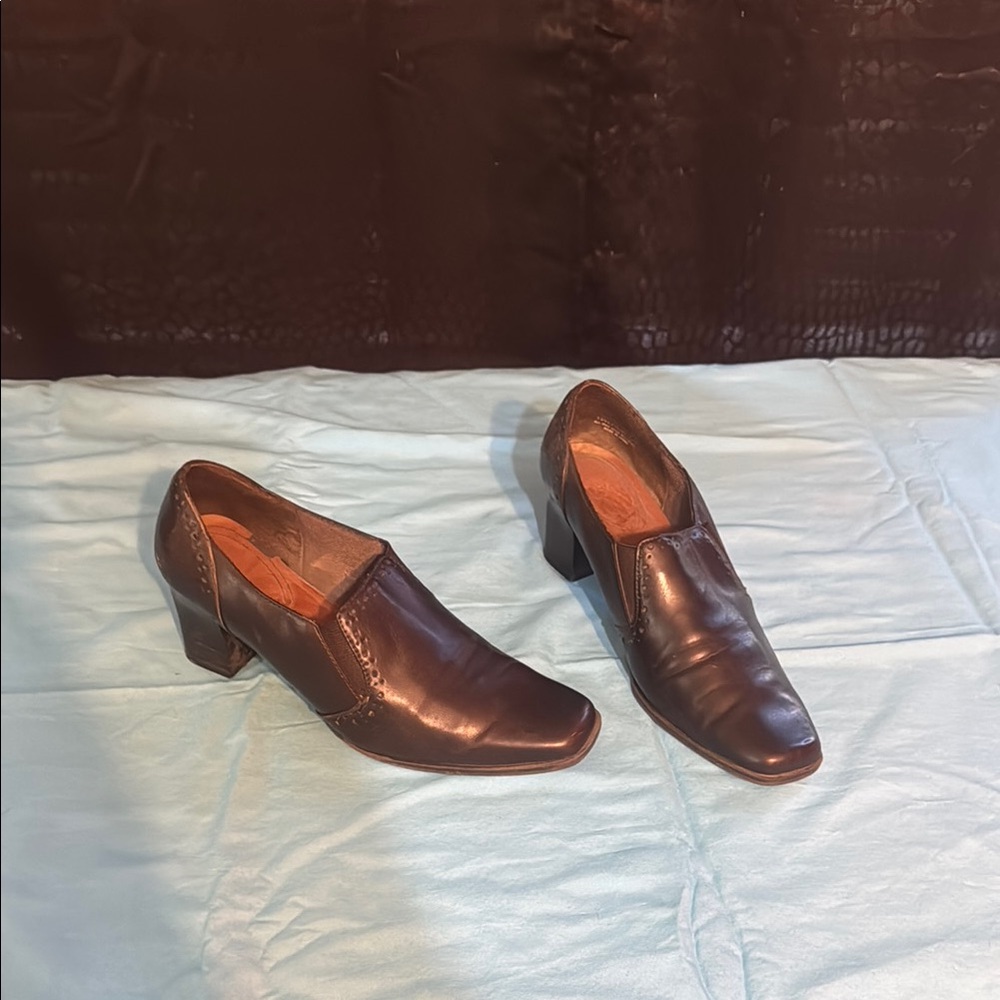Elegant Brown Leather Heels with Polished Finish
